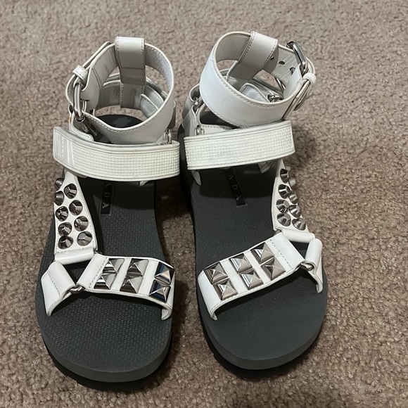 PRADA Sandals!!! 💕37 Euro size. Excellent condition, I have a dust bag. - Picture 3 of 10